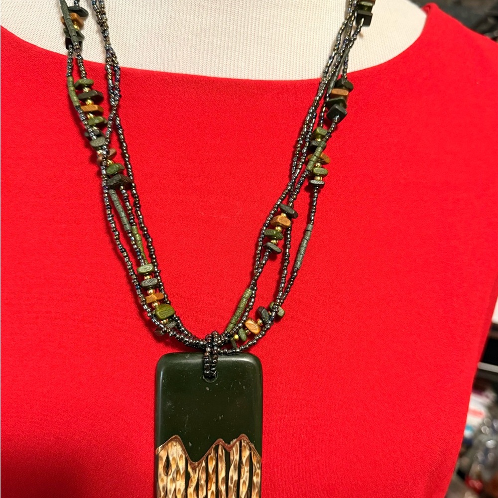 Elegant Green and Gold Necklace
